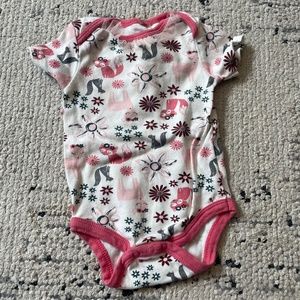 Carter’s baby girls size 6-9 months onesize short sleeve woodland animals floral